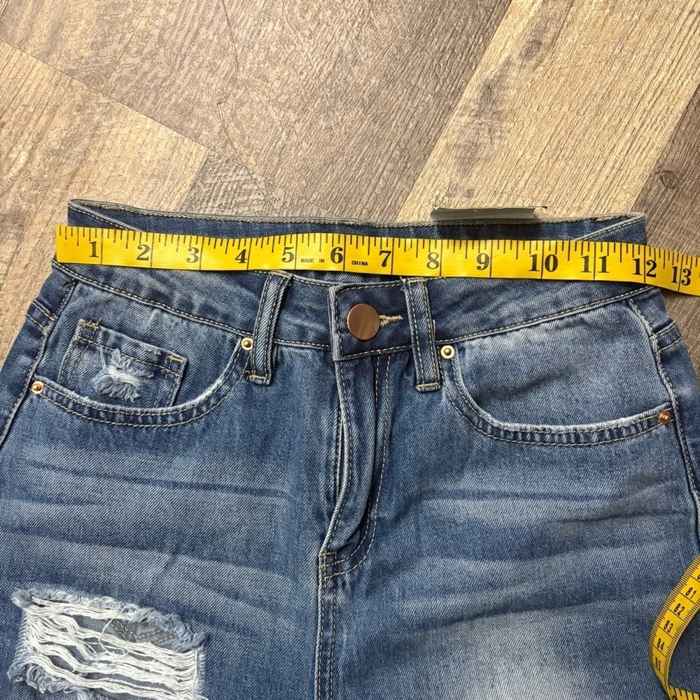 Fashion nova size 3 capri style distressed jeans - Picture 6 of 11